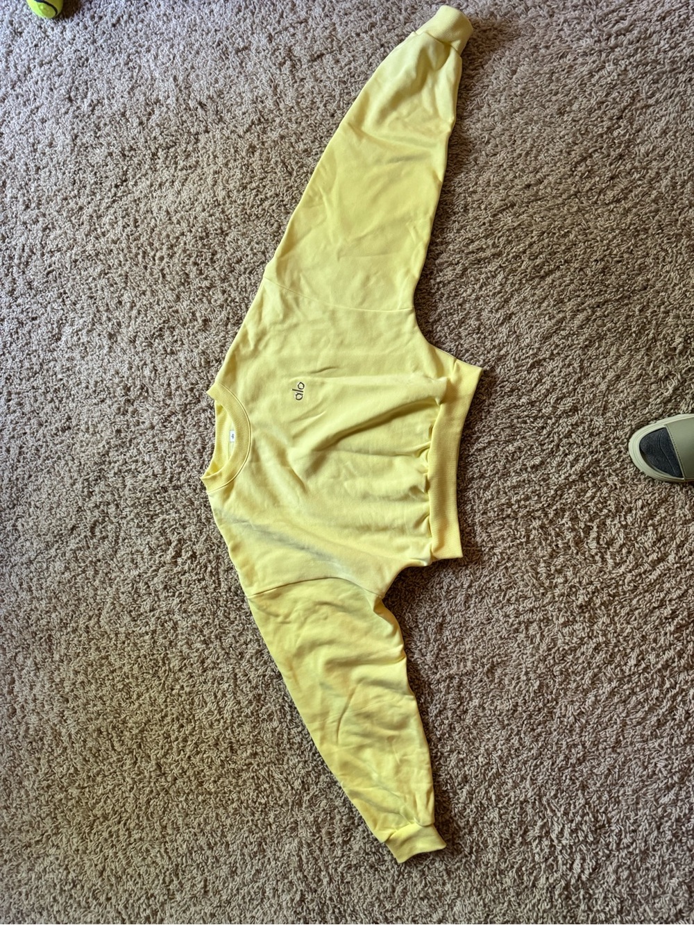 ALO Yoga Accolade Cropped Crew Sweatshirt - Sunshine Yellow.